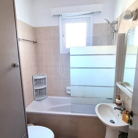 5 Min Walk To Beach, Perfect Seaside Escape Apartment