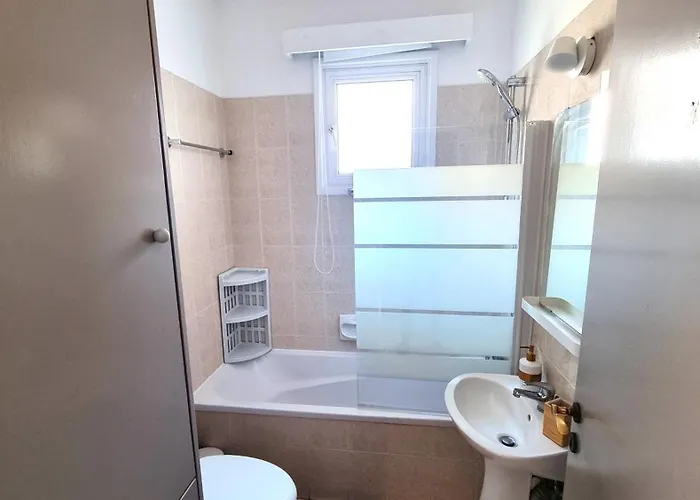 5 Min Walk To Beach, Perfect Seaside Escape Apartament