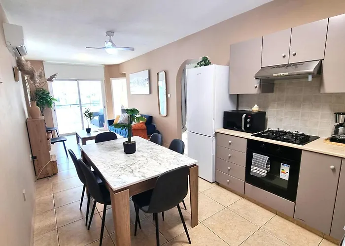 Apartament 5 Min Walk To Beach, Perfect Seaside Escape